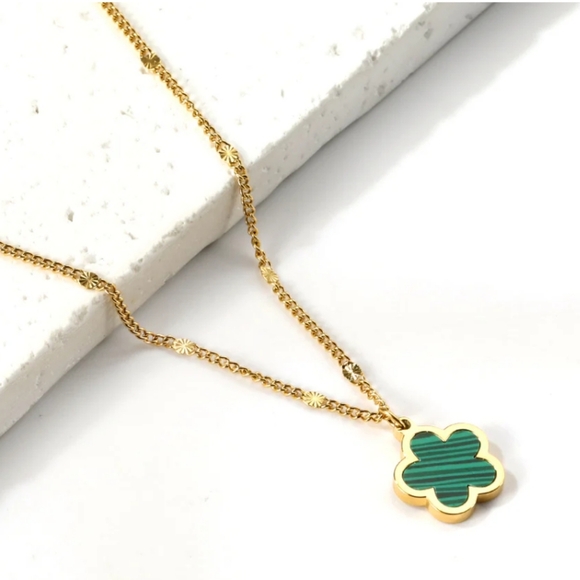 18k plated Gold Clover Pendant Necklace - Picture 1 of 4